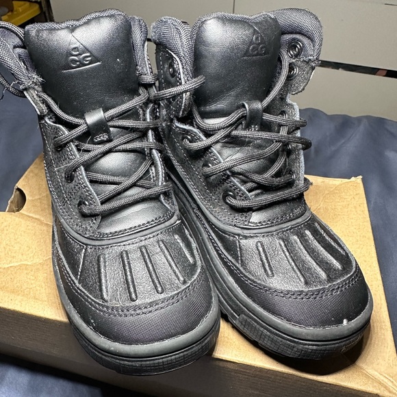 KIDS SIZE 12.5 NIKE BOOTS LIKE NEWW - Picture 3 of 5